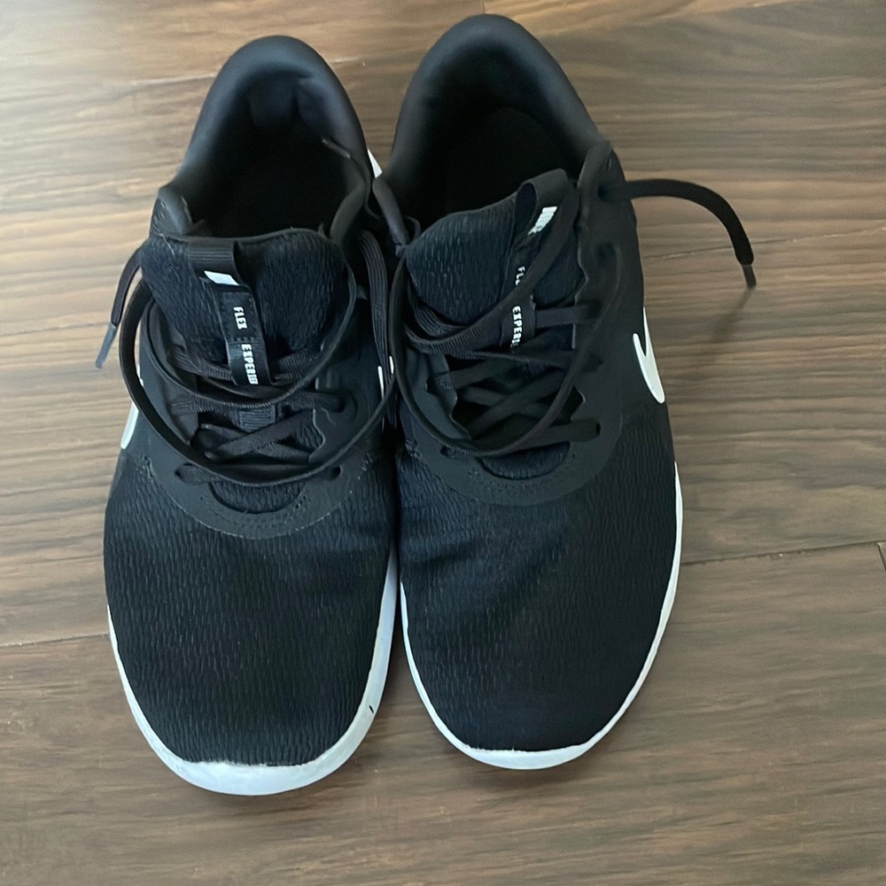 Nike Flex Experience Run 10 size 9